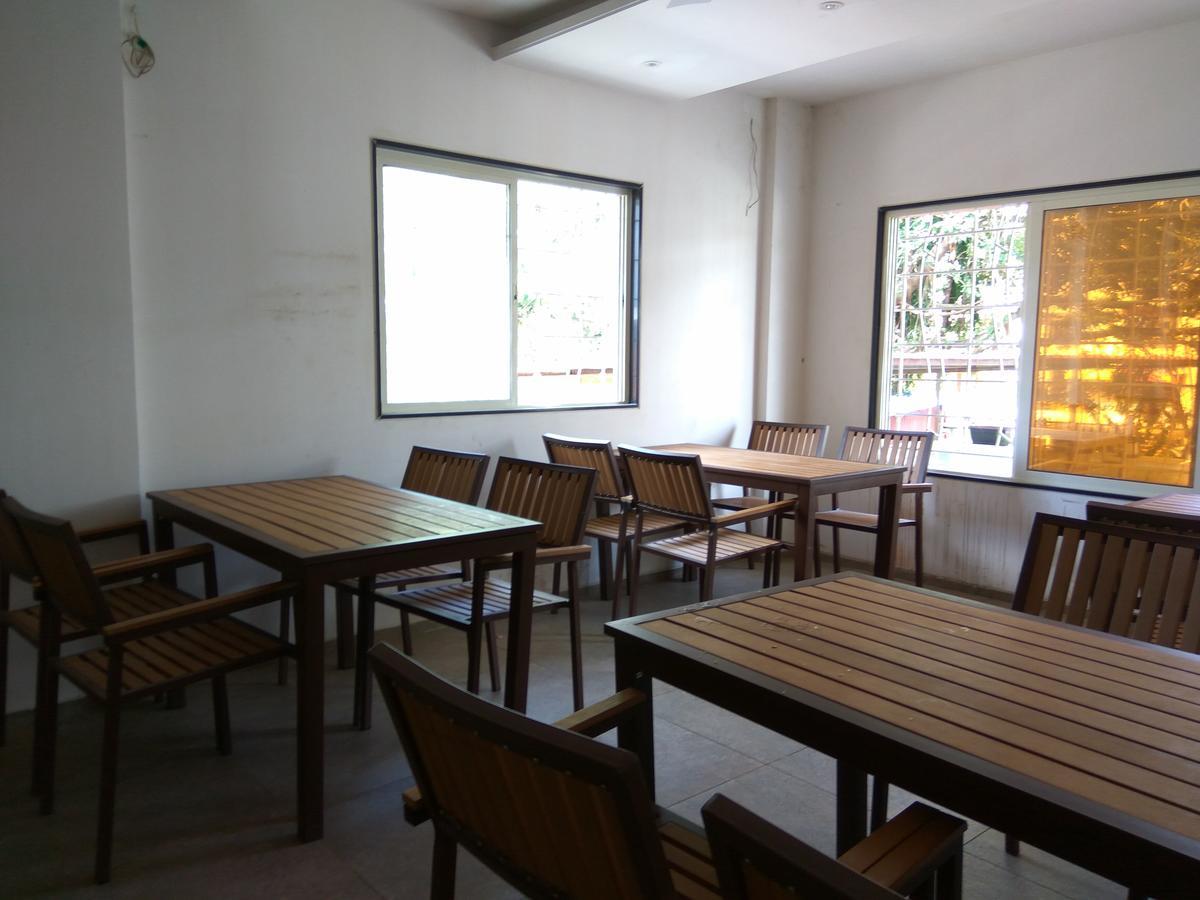 Manasi Inn Сатара Екстериор снимка
