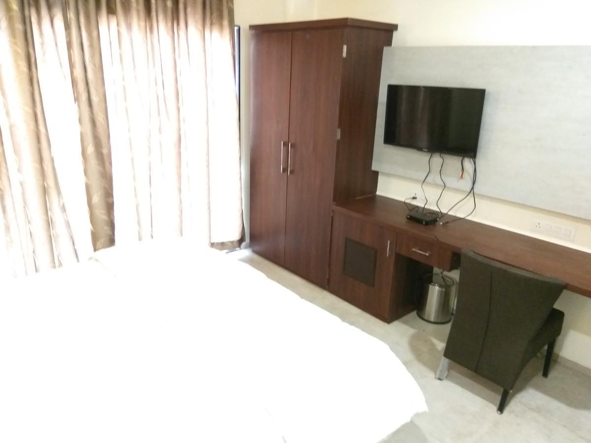 Manasi Inn Сатара Екстериор снимка