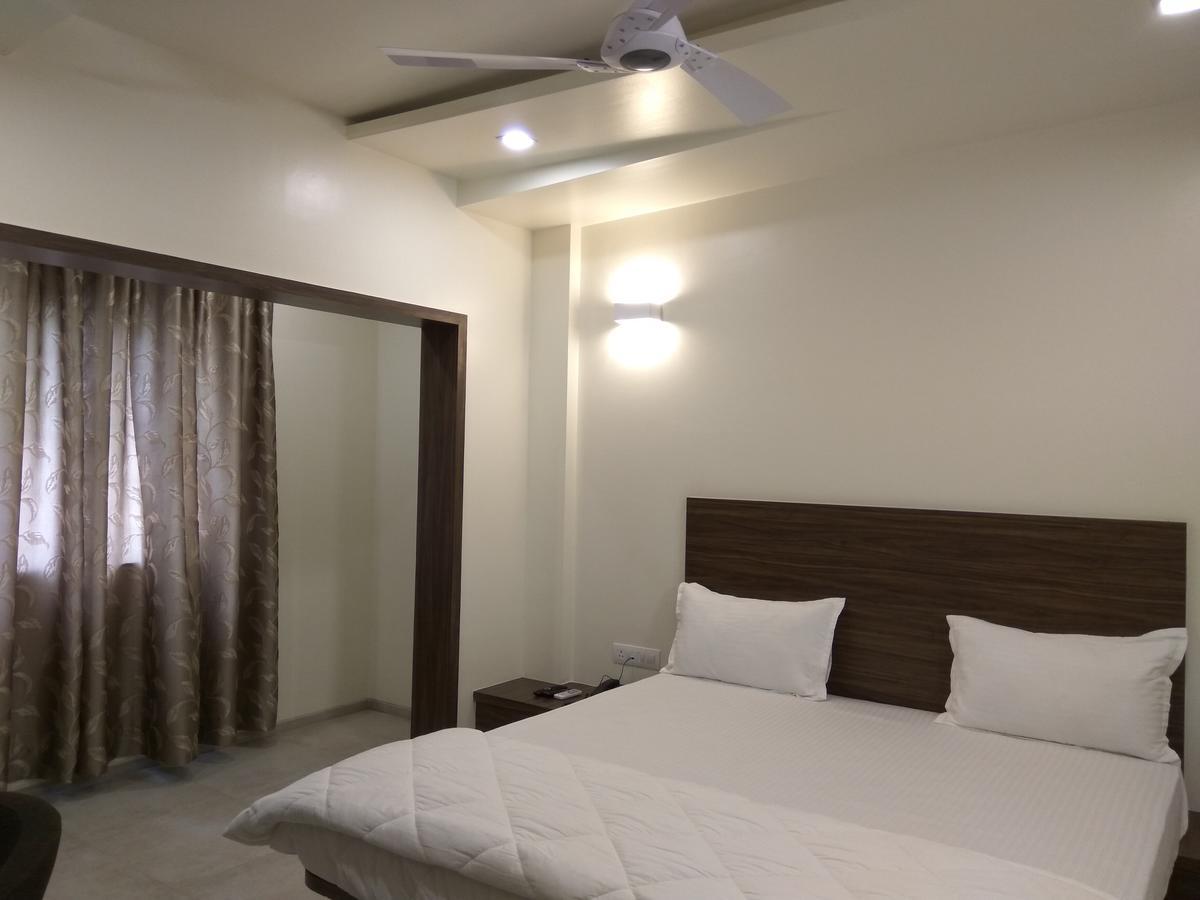 Manasi Inn Сатара Екстериор снимка