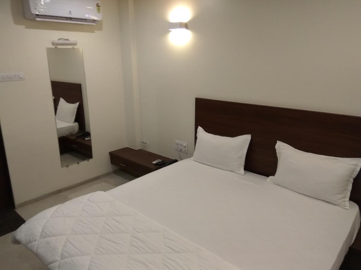 Manasi Inn Сатара Екстериор снимка