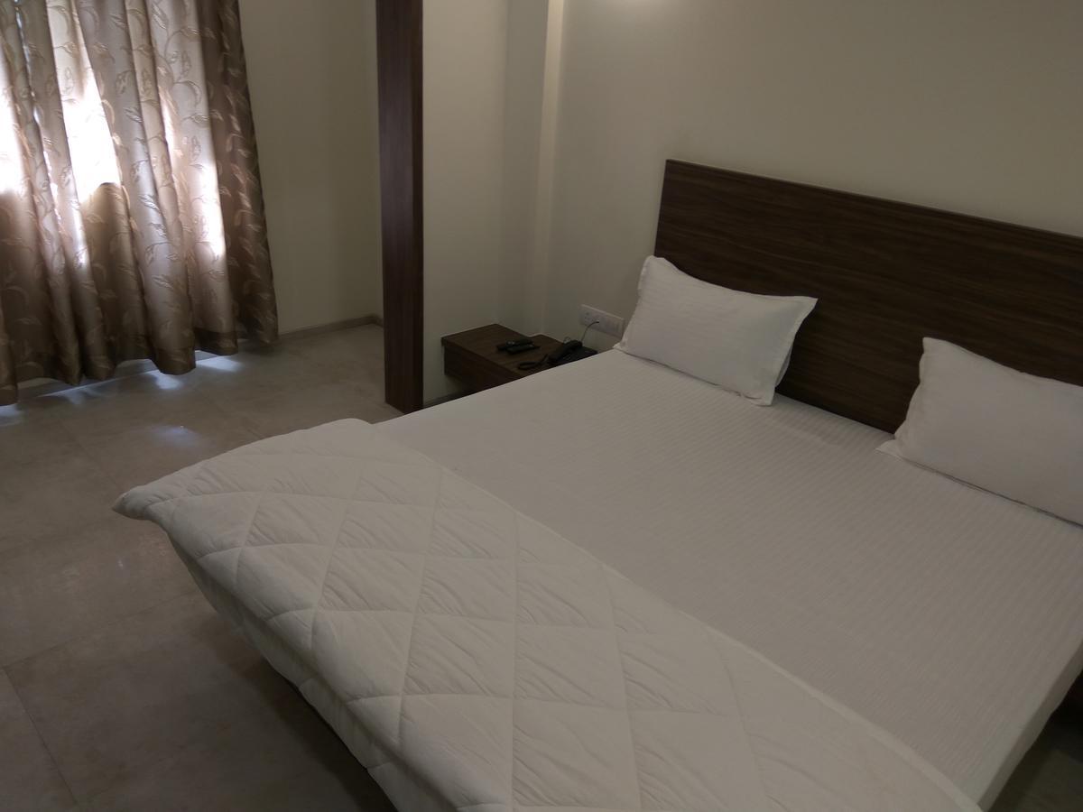 Manasi Inn Сатара Екстериор снимка