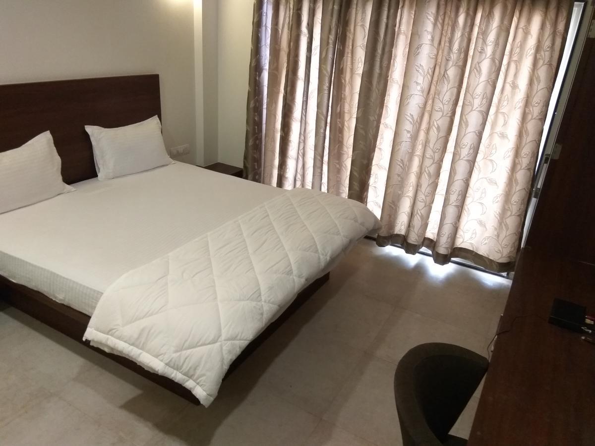 Manasi Inn Сатара Екстериор снимка