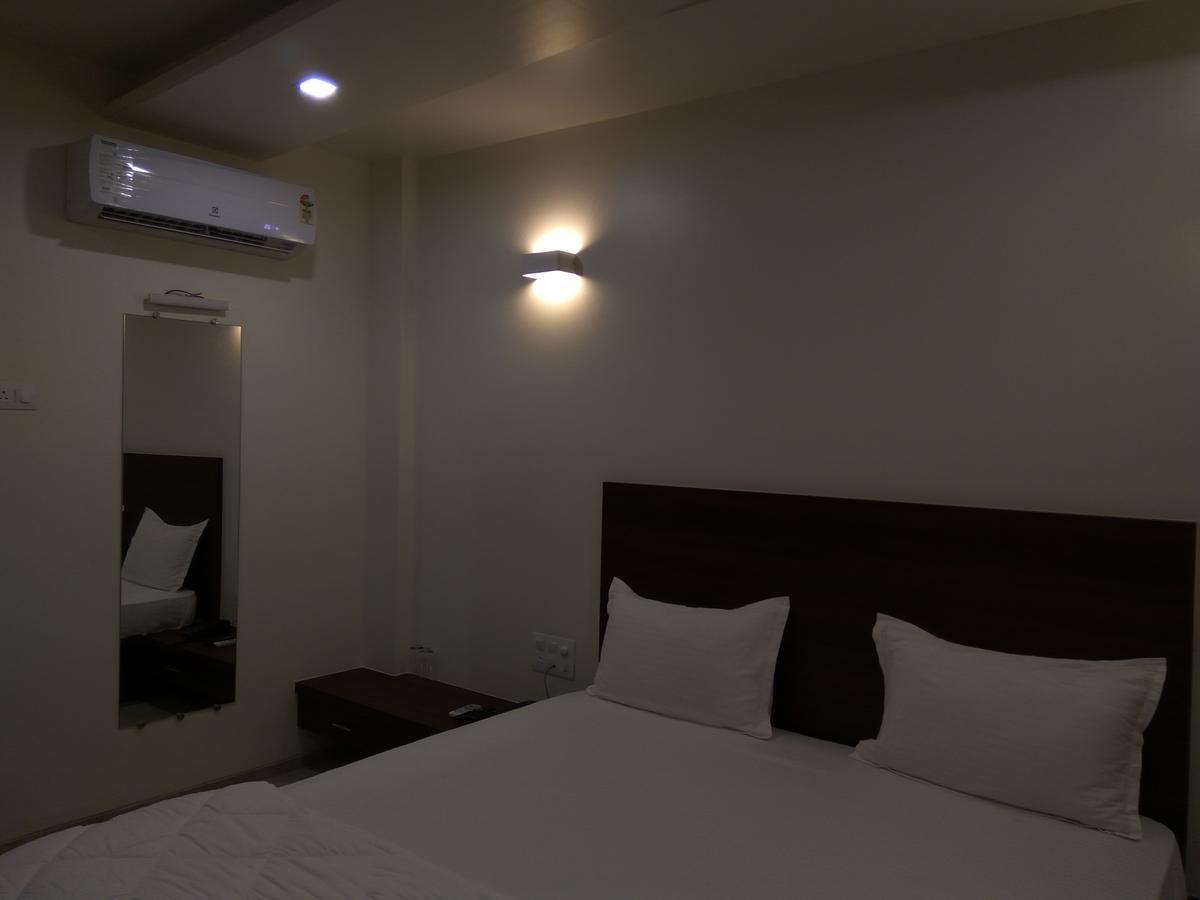 Manasi Inn Сатара Екстериор снимка