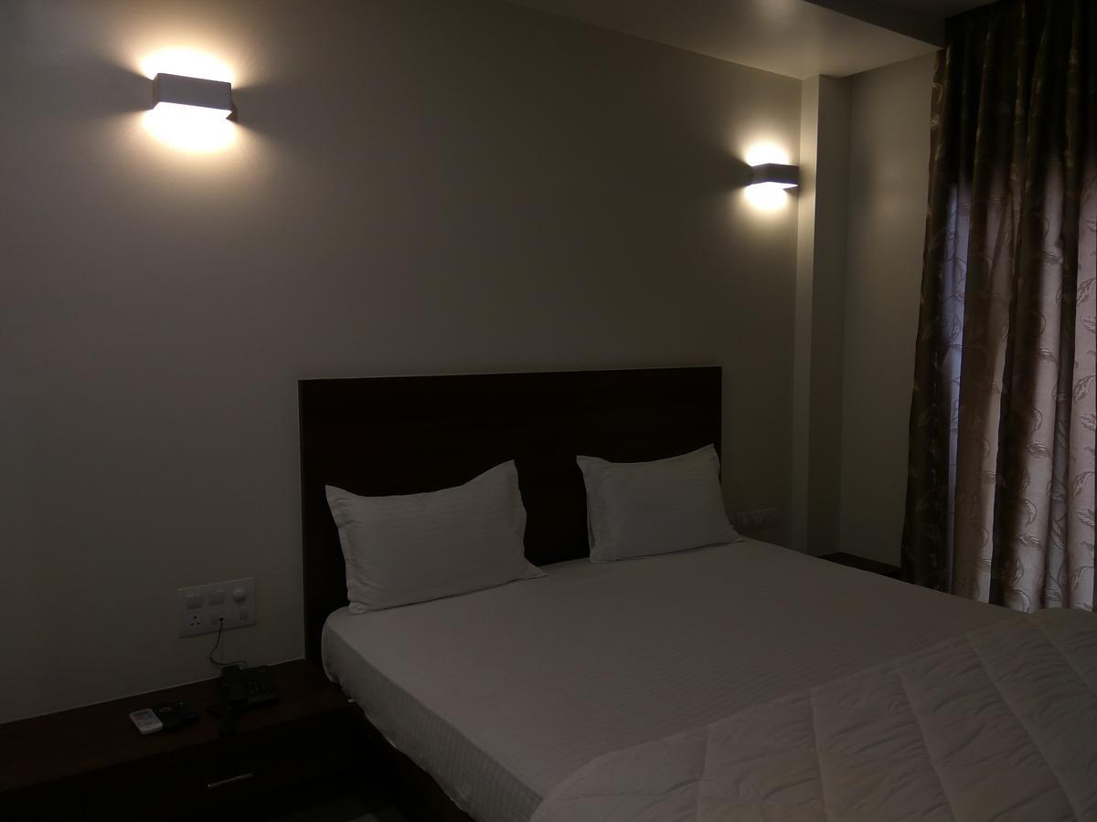 Manasi Inn Сатара Екстериор снимка